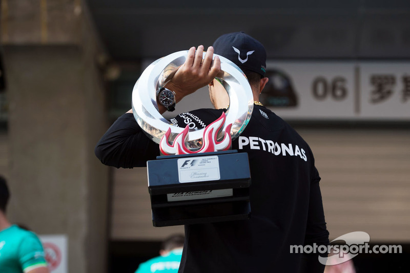 Juara balapan Lewis Hamilton Mercedes AMG F1 merayakans bersama tim