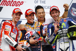 Подіум: друге місце Андреа Довізіосо, Ducati Team та winner Марк Маркес, Repsol Honda Team та третє