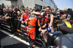 Le vainqueur Chaz Davies, Ducati Team, avec son équipe