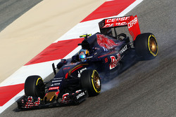 Карлос Сайнс мл., Scuderia Toro Rosso STR10 блокирует колеса во время торможения