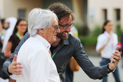 Bernie Ecclestone laat een selfie maken