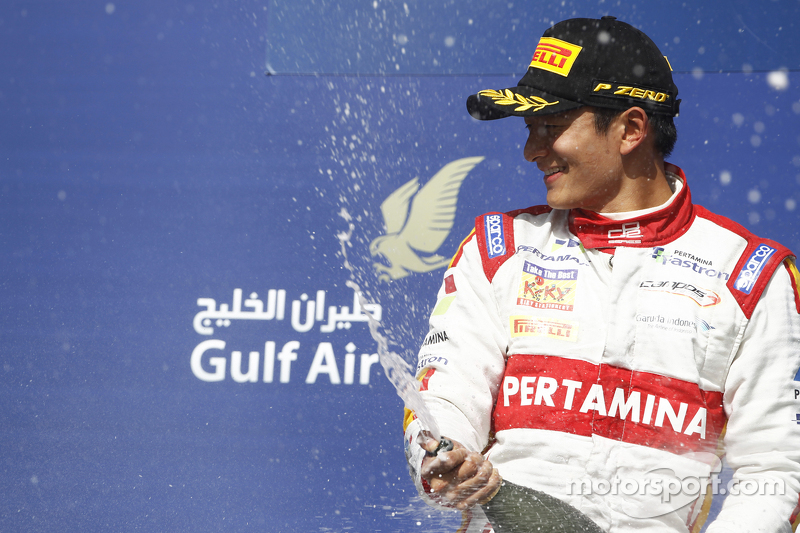 Rio Haryanto merayakan kemenangannya di podium sirkuit Sakhir