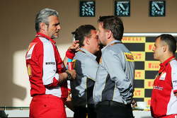 Maurizio Arrivabene, director del equipo Ferrari con Paul Hembery, Pirelli Motorsport director