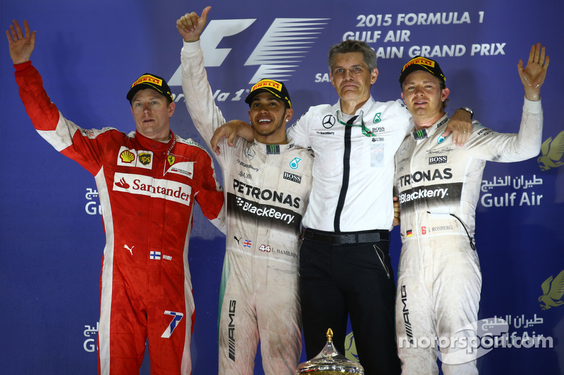 Podium : le deuxième Kimi Raikkonen, Ferrari, le vainqueur Lewis Hamilton et le troisième Nico Rosberg, Mercedes AMG