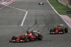 Себастьян Феттель, Ferrari SF15-T лідирує товариш по команді Кімі Райкконен, Ferrari SF15-T