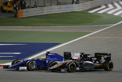Маркус Эриксон, Sauber C34 и Нико Хюлькенберг, Sahara Force India F1 VJM08 борются за позицию