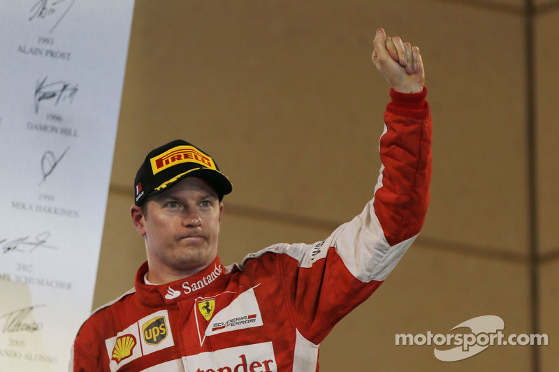 Kimi Raikkonen, Ferrari, celebra su sengudo puesto en el podium.