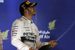Победитель гонки Льюис Хэмилтон, Mercedes AMG F1 празднует на подиуме