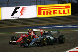 Nico Rosberg, Mercedes AMG F1 W06, und Kimi Räikkönen, Ferrari SF15-T, im Zweikampf