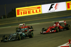 Нико Росберг, Mercedes AMG F1 W06 и Себастьян Феттель, Ferrari SF15-T борются за позицию