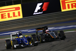 Маркус Эриксон, Sauber C34 и Нико Хюлькенберг, Sahara Force India F1 VJM08 борются за позицию