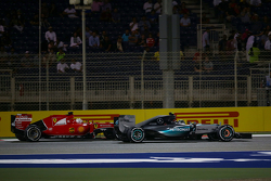 Нико Росберг, Mercedes AMG F1 W06 и Себастьян Феттель, Ferrari SF15-T борются за позицию