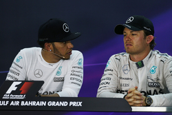 Lewis Hamilton, Mercedes AMG F1 et son équipier Nico Rosberg, Mercedes AMG F1 lors de la conférence de presse de la FIA