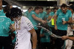 Ganador de la carrera Lewis Hamilton, Mercedes AMG F1 celebra con el equipo