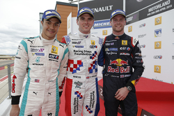 Le deuxième, Jazeman Jaafar, Fortec Motorsports, le vainqueur, Oliver Rowland, Fortec Motorsports, et le troisième, Dean Stoneman, DAMS