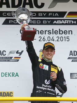 第三场比赛获胜者: 米克·舒马赫, Van Amersfoort Racing