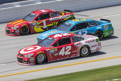 Kyle Larson, Ganassi Racing Chevrolet, Aric Almirola, Richard Petty Motorsports Ford et Jamie McMurray, Chip Ganassi Racing Chevrolet