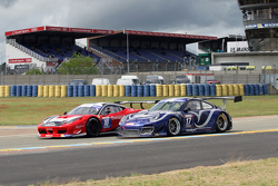 #10 Team AKKA ASP Ferrari 458 Italia : Pascal Gibon, Christophe Bourret, Jean-Philippe Belloc et #17 Le Mans GT by Courage Porsche 911 GT3 R : Nicolas Misslin, Sacha Bottemanne, Benjamin Lariche
