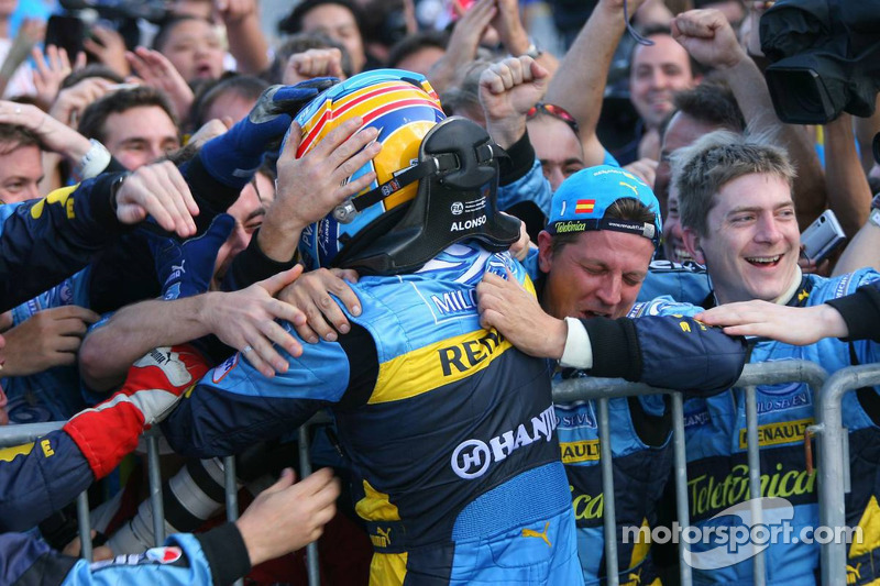 Ganador de la carrera Fernando Alonso celebra
