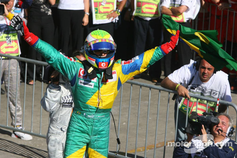 Ganador de la carrera Felipe Massa celebra