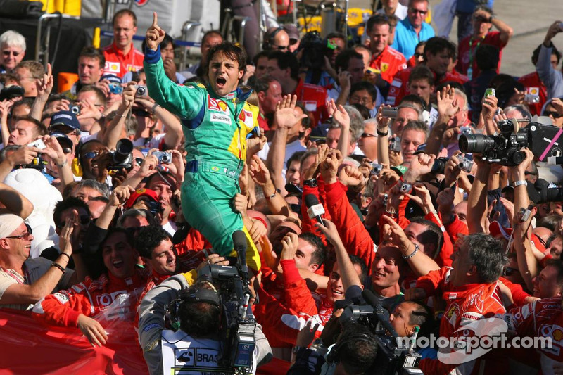 Ganador de la carrera Felipe Massa celebra