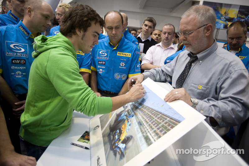 Чемпіон Ф1 2006 року Фернандо Алонсо відвідав базу команди Renault F1 Team в Енстоуні та подякував співробітникам