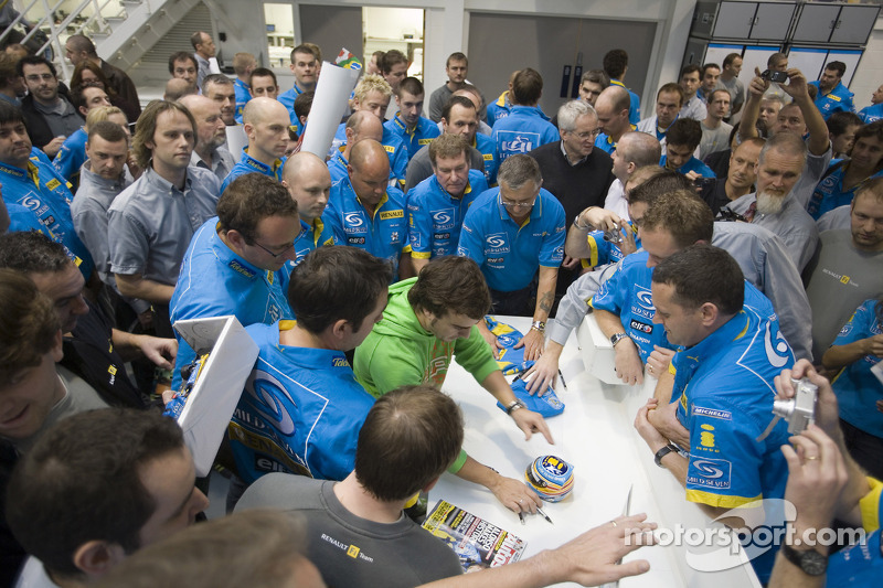 Le Champion du Monde 2006 de F1 Fernando Alonso remercie le Renault F1 Team à l'usine d'Enstone