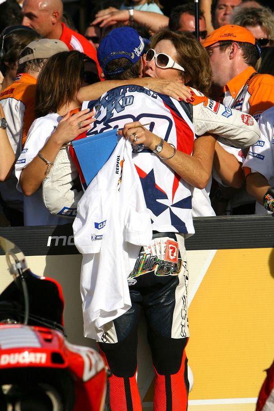 El Campeón Mundial de MotoGP 2006 Nicky Hayden celebra
