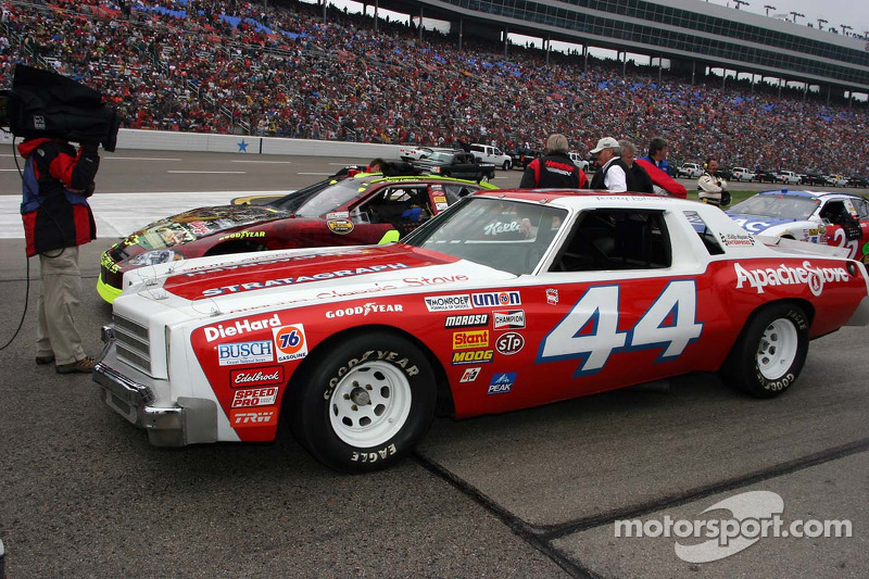 La voiture de la première victoire de Terry Labonte à côté de celle de sa dernière course