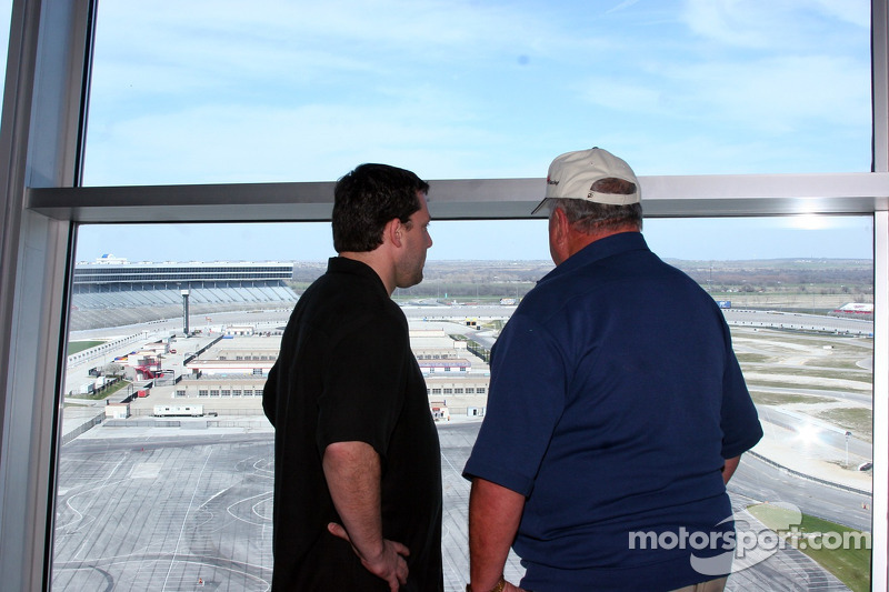 Tony Stewart et A.J. Foyt Jr. partage un moment privé sur le Texas Motor Speedway