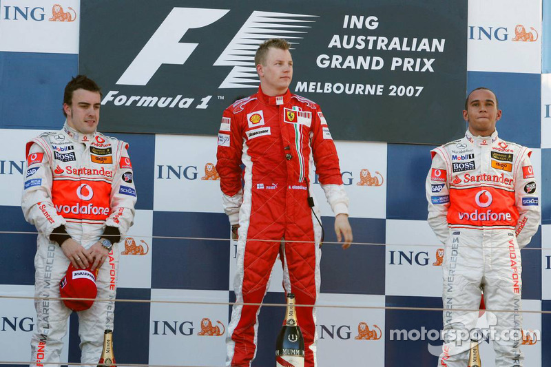 Podium: Vainqueur Kimi Raikkonen, seconde place Fernando Alonso, troisième place, Lewis Hamilton