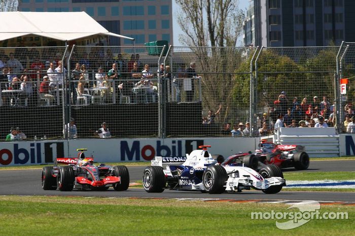 Nick Heidfeld, BMW Sauber F1 Team, F1.07, delante de Lewis Hamilton, McLaren Mercedes, MP4-22
