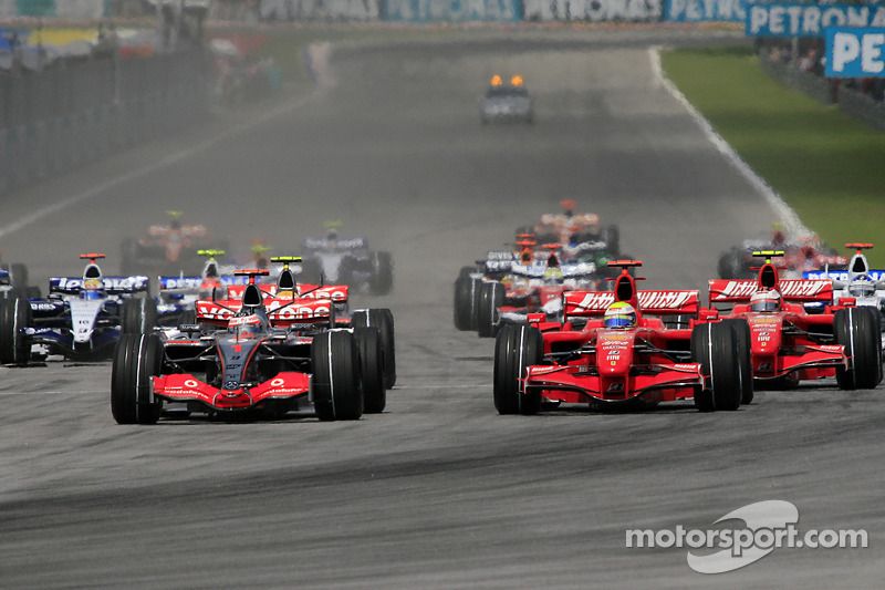 Salida: Fernando Alonso, McLaren Mercedes, MP4-22 y Felipe Massa, Scuderia Ferrari