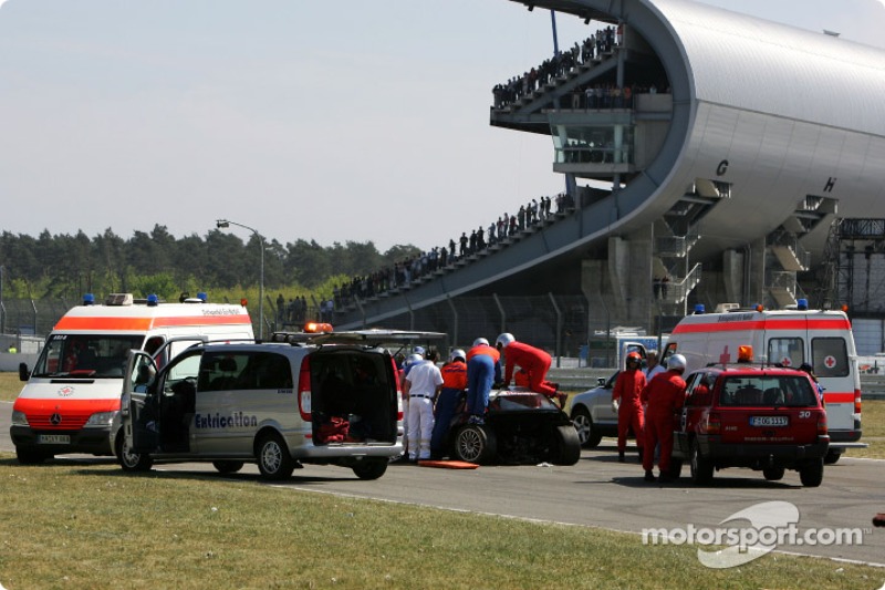 La voiture médicale aide Tom Kristensen à Hockenheim en 2007