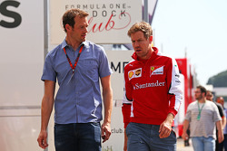 (Von links nach rechts): Alexander Wurz, Williams-Fahrercoach, mit Sebastian Vettel, Ferrari