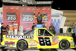 El ganador de la carrera, Matt Crafton, celebra
