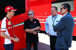 Esteban Gutiérrez y Gene Haas y Joe Custer, Stewart Haas Racing Vicepresidente y Gunther Steiner