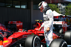 Льюис Хэмилтон, Mercedes AMG F1 смотрит на Ferrari SF15-T Кими Райкконена в закрытом парке