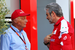 Niki Lauda, Mercedes presidente no ejecutivo con Maurizio Arrivabene, director del equipo Ferrari