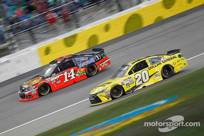 Tony Stewart, Stewart Haas Racing Chevrolet and Matt Kenseth, Joe Gibbs Racing Toyota