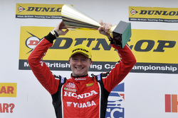 El ganador de la carrera, Gordon Shedden, Honda Yuasa Racing