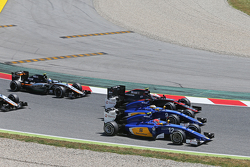 Felipe Nasr, Sauber C34; Marcus Ericsson, Sauber C34, und Jenson Button, McLaren MP4-30, beim Start