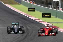 Sebastian Vettel, Ferrari SF15-T y Lewis Hamilton, Mercedes AMG F1 W06, pelean por la posición.