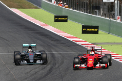 Sebastian Vettel, Ferrari SF15-T et Lewis Hamilton, Mercedes AMG F1 W06 en lutte pour une position
