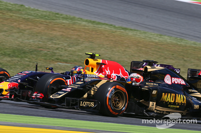 Romain Grosjean, Lotus F1 E23 y Daniil Kvyat, Red Bull Racing RB11, pelean por la posición