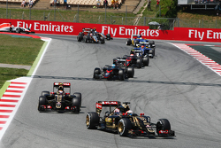 Ромен Грожан, Lotus F1 E23едет впереди напарника по команде - Пастора Мальдонадо, Lotus F1 E23