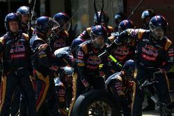 Les mécaniciens Scuderia Toro Rosso pendant un arrêt aux stands