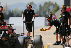 Pastor Maldonado, Lotus F1 E23 entrando a su boxes