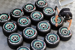Шины Pirelli и механик команды Mercedes AMG F1