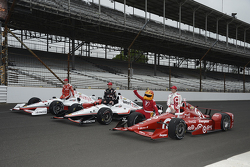 Séance photos de la première ligne : Simon Pagenaud, Team Penske Chevrolet, Will Power, Team Penske Chevrolet et le poleman Scott Dixon, Chip Ganassi Racing Chevrolet